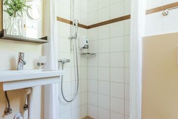 هتل Budget Rooms Gstaad