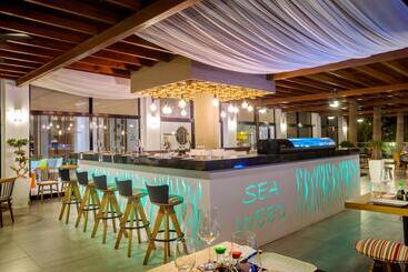 Отель Cavo Maris Beach