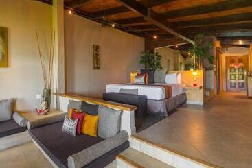 Coco De Mer Hotel And Black Parrot Suites