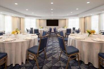 هتل Courtyard By Marriott Kitchener