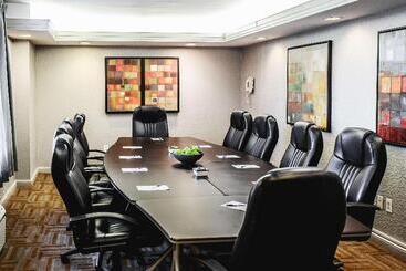 هتل Courtyard By Marriott Kitchener
