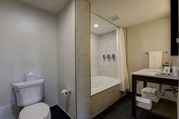 هتل Four Points By Sheraton St. Catharines Niagara Suites