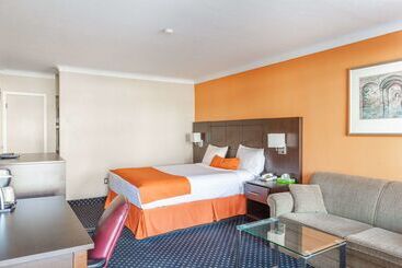 هتل Knights Inn North Bay