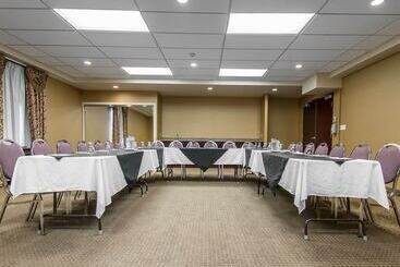 هتل Quality Inn & Suites Bay Front