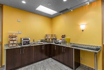 هتل Quality Inn & Suites Bay Front