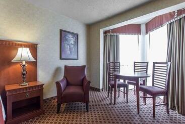 هتل Quality Inn & Suites Bay Front