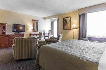 هتل Quality Inn & Suites Bay Front
