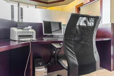 هتل Quality Inn & Suites Bay Front