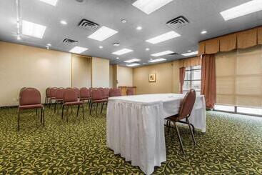 هتل Quality Inn & Suites Bay Front