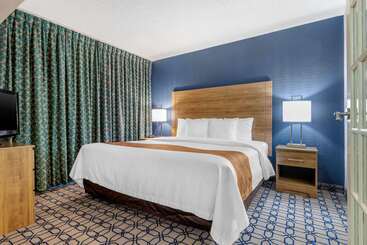 هتل Quality Suites