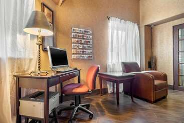 هتل Quality Suites