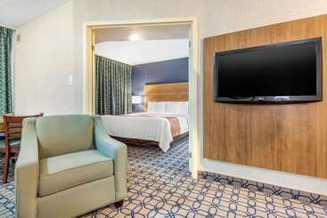 هتل Quality Suites