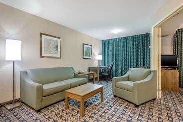 هتل Quality Suites