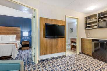 هتل Quality Suites