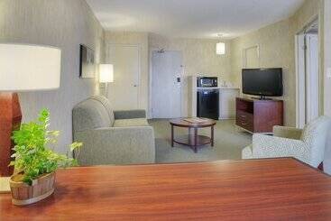 هتل Quality Suites
