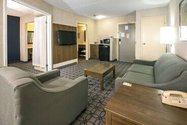 هتل Quality Suites