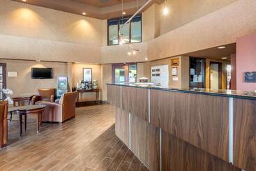 هتل Quality Suites