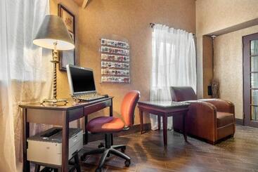هتل Quality Suites