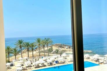 هتل Queens Bay