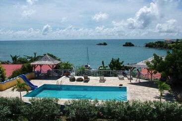 هتل True Blue Bay Resort