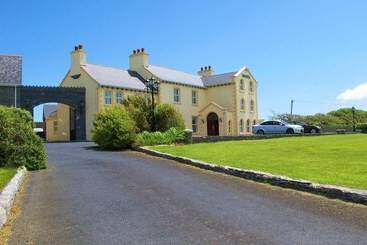 هتل Aran View Country House