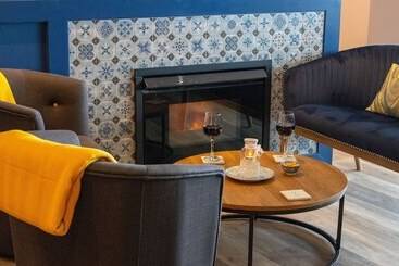 هتل Rooms At The Marine