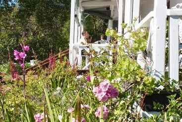 هتل Belvidere Manor Lagoonside Cottages