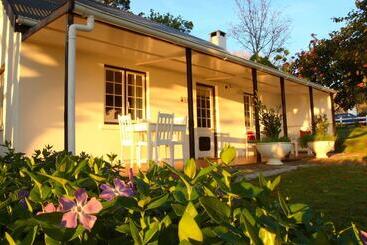 هتل Belvidere Manor Lagoonside Cottages