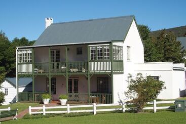 هتل Belvidere Manor Lagoonside Cottages
