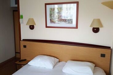 هتل Hôtel Restaurant Campanile Aurillac