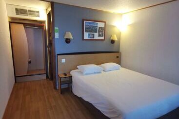 هتل Hôtel Restaurant Campanile Aurillac