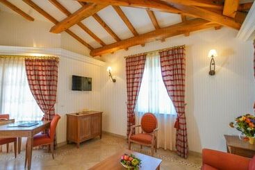 هتل Le Domaine De L Astragale