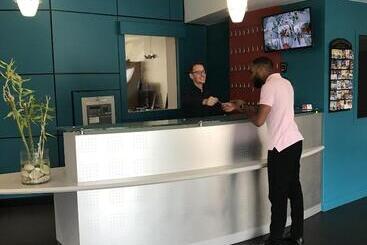 هتل Hôtel Les Genêts Bayonne