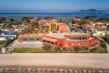 هتل Ibis Thalassa Hyeres Plage