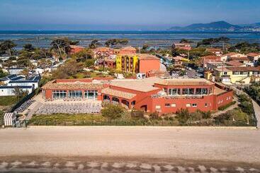 هتل Ibis Thalassa Hyeres Plage