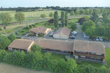 هتل Kyriad Niort   La Crèche