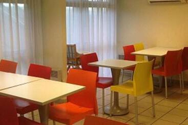 هتل Kyriad Niort   La Crèche