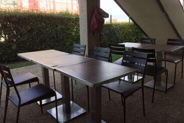 هتل Kyriad Niort   La Crèche