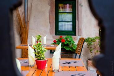 هتل La Cour Du Bailli Suites & Spa