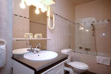 هتل La Cour Du Bailli Suites & Spa