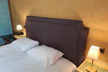 هتل Logis Hôtel Restaurant Le Medicis