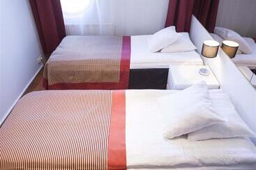 בית מלון כפרי Pilot Airport