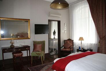 Tudor Hotel