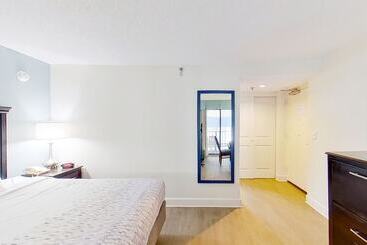 هتل Carolinian Beach Resort