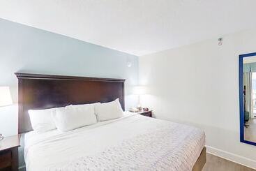 هتل Carolinian Beach Resort