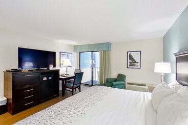 هتل Carolinian Beach Resort
