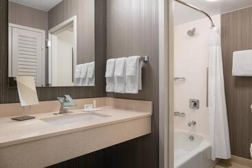 هتل Courtyard By Marriott Las Vegas Convention Center
