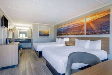 هتل Days Inn & Suites By Wyndham Fort Bragg/cross Creek Mall