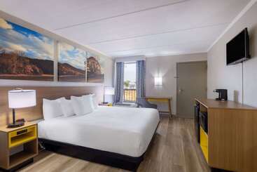 هتل Days Inn & Suites By Wyndham Fort Bragg/cross Creek Mall