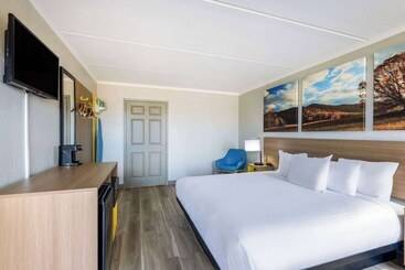 هتل Days Inn & Suites By Wyndham Fort Bragg/cross Creek Mall